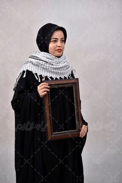 خانم ایرانی با قاب عکس