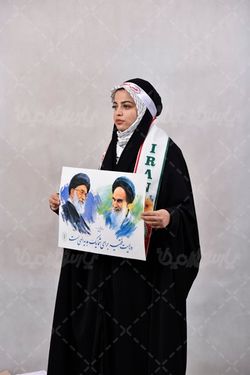 خانم ایرانی با عکس رهبر