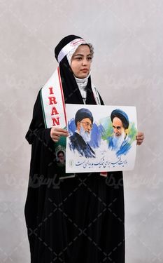 خانم ایرانی با عکس رهبر