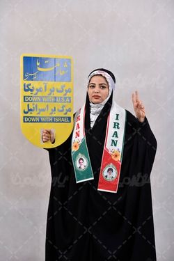 تصویر خانم ایرانی در راهپیمایی