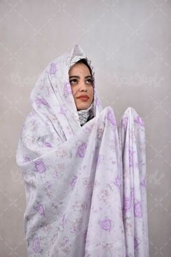 خانم ایرانی در حال نماز خواندن