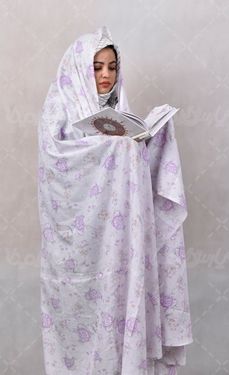 خانم ایرانی در حال نماز خواندن