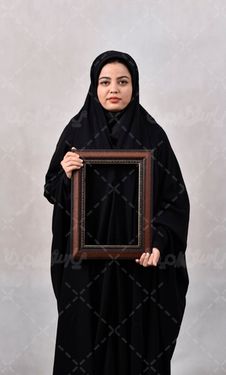 خانم ایرانی با قاب عکس
