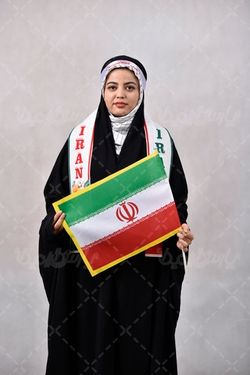 خانم ایرانی با پرچم