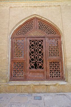 درب چوبی آرامگاه حافظ