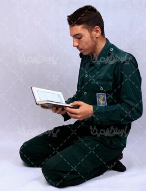 عکس قرآن خواندن مرد بسیجی