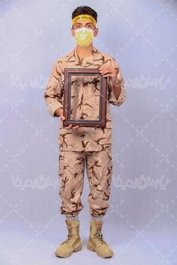 سرباز ایرانی با قاب عکس