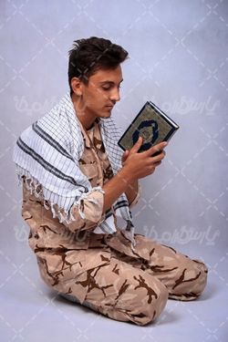 عکس قرآن خواندن سرباز ایرانی