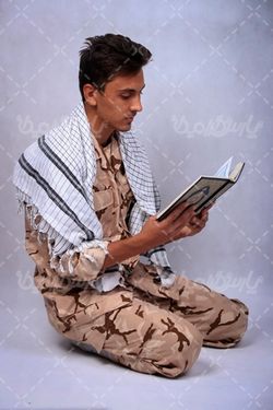 تصویر قرآن خواندن سرباز ایرانی