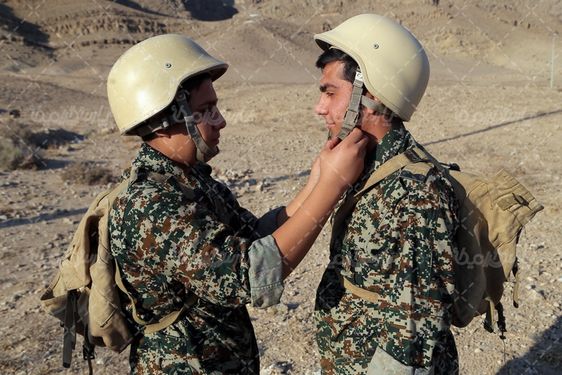 بستن کلاه سرباز ایرانی