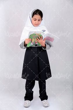 دانش آموز در حال قرآن خواندن