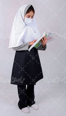 عکس دانش آموز در حال قرآن خواندن