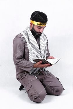 قرآن خواندن سرباز ایرانی
