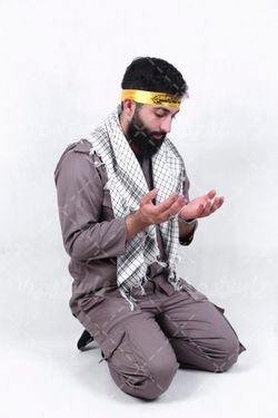 دعا کردن سرباز ایرانی