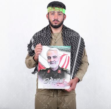 سرباز ایرانی با قاب عکس حاج قاسم سلیمانی