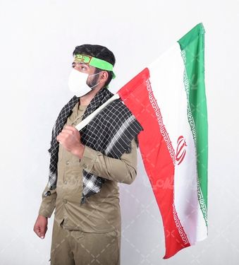 تصویر سرباز ایرانی با پرچم