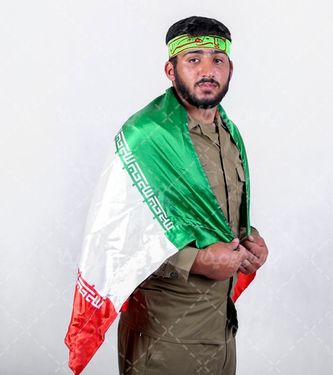 تصویر سرباز ایرانی با پرچم