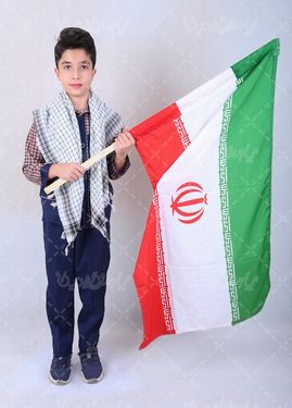دانش آموز با پرچم ایران