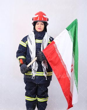 عکس آتش نشان خانم با پرچم