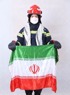 عکس آتش نشان خانم با پرچم
