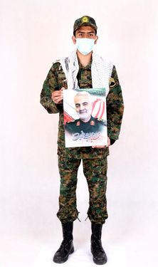 سرباز ایرانی با عکس قاسم سلیمانی