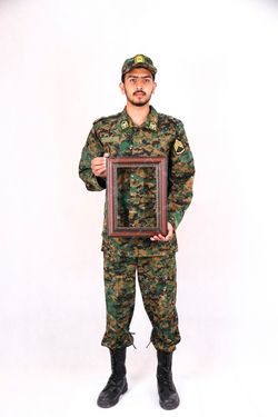 سرباز ایرانی با قاب عکس