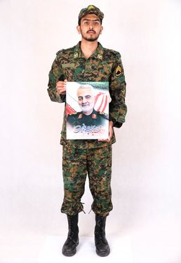 عکس سرباز ایرانی با عکس قاسم سلیمانی