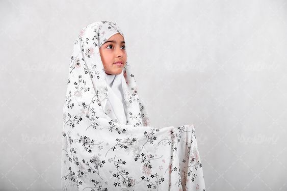 دعا کردن دختر بچه با حجاب