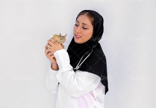 تصویر دامپزشک ایرانی و سنجاب