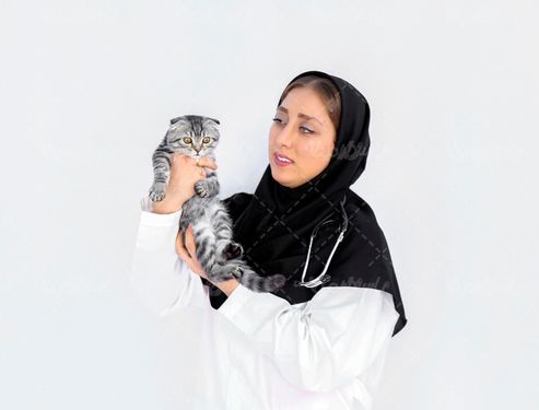 تصویر دامپزشک خانم و گربه