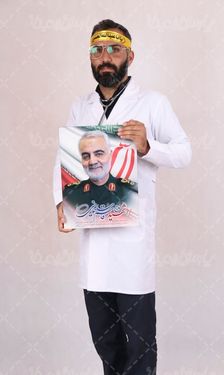 عکس پزشک ایرانی با عکس قاسم سلیمانی