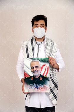 پزشک ایرانی با عکس قاسم سلیمانی