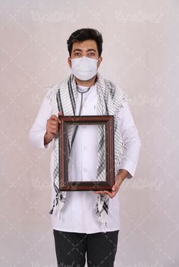 عکس پزشک ایرانی با قاب عکس