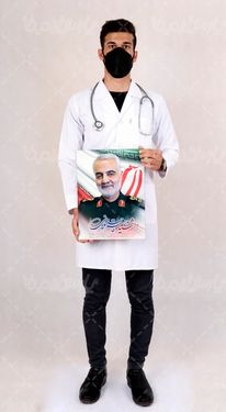 تصویر پزشک ایرانی با عکس قاسم سلیمانی