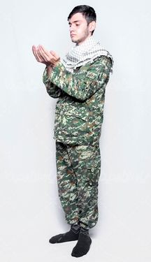 تصویر دعا کردن سرباز ایرانی