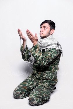 دعا کردن سرباز ایرانی