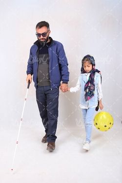 عکس مرد نابینا و دختر بچه