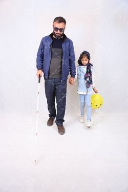 تصویر مرد نابینا و دختر بچه