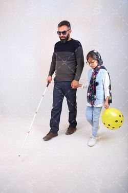 مرد نابینا و دختر بچه