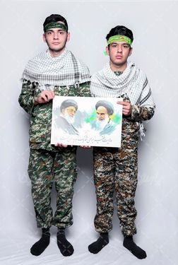 سرباز ایرانی با عکس امام خمینی