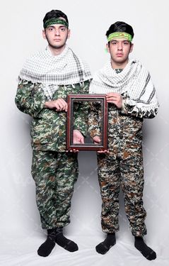 تصویر سرباز ایرانی با قاب عکس