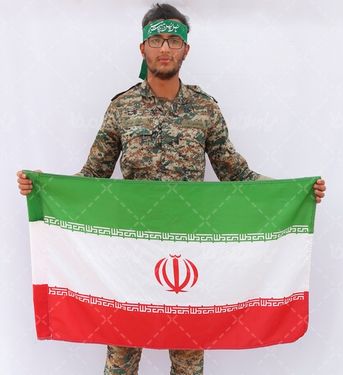 سرباز ایرانی با پرچم