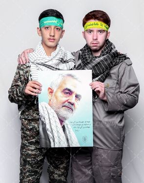سرباز ایرانی با عکس قاسم سلیمانی