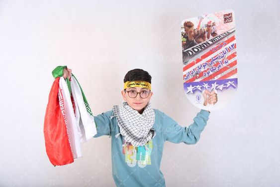 عکس دانش آموز با پرچم