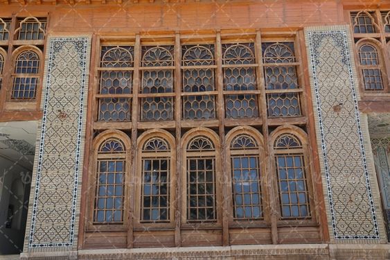 عکس پنجره های چوبی نارنجستان قوام