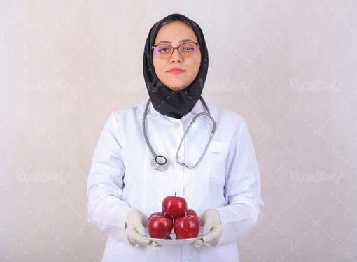 پرستار با سیب قرمز