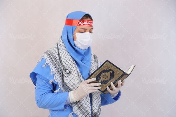 عکس پزشک با قرآن