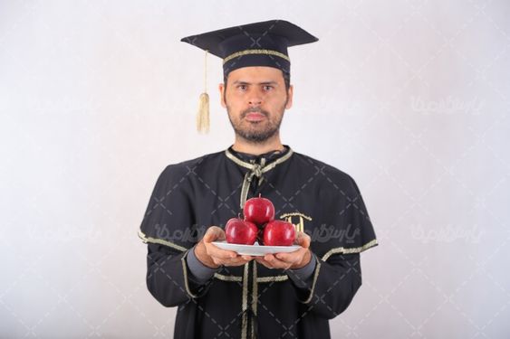 دانشجو با سیب
