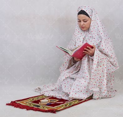 خانم ایرانی در حال خواندن قرآن