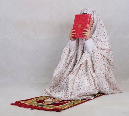 عکس خانم ایرانی در حال خواندن قرآن
